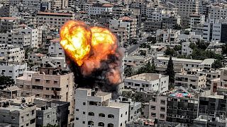 لحظة تدمير منزل في غزة بواسطة صاروخ إسرائيلي
