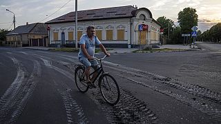 Un homme à vélo dans l'est de l'Ukraine