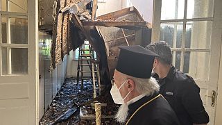 Ο Οικουμενικός Πατριάρχης κατά την επίσκεψή του, στο κατεστραμμένο από τη φωτιά, Γηροκομείο Βαλουκλή στην Κωνσταντινούπολη