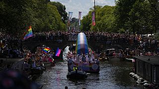 Cientos de miles de personas se alinearon en los canales de Ámsterdam, Países Bajos, el sábado 6 de agosto de 2022.