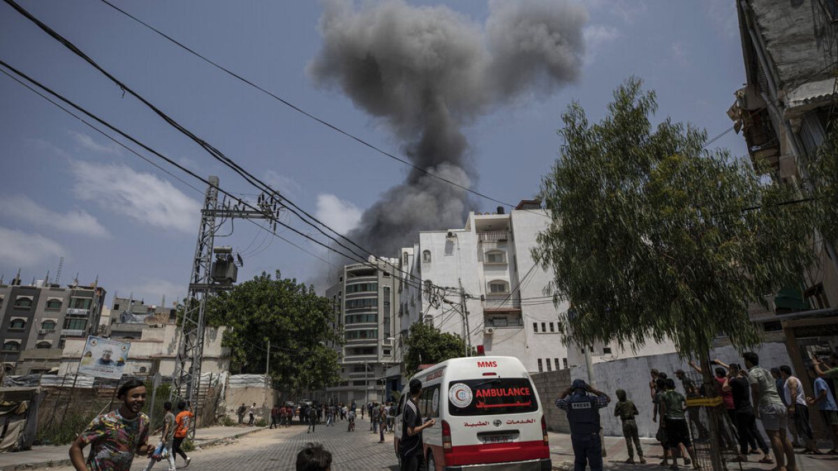 De la fumée s'élève après des frappes aériennes israéliennes sur un bâtiment résidentiel, dans la ville de Gaza, samedi 6 août 2022. 