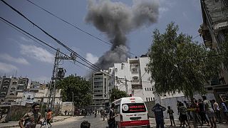 De la fumée s'élève après des frappes aériennes israéliennes sur un bâtiment résidentiel, dans la ville de Gaza, samedi 6 août 2022.