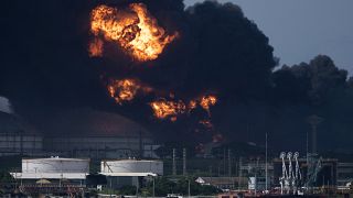 Lángok és füst a matanzasi olajtárolónál 2022.augusztus 6-án