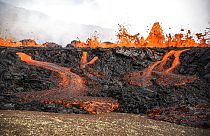 Río de lava de un volcán en Islandia
