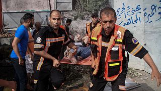 إسعاف مصاب جراء القصف الإسرائيلي على غزة
