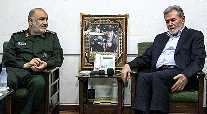 İran Devrim Muhafızları Ordusu Genel Komutanı Tümgeneral Hüseyin Selami (solda) ve Filistin İslami Cihat Örgütü Lideri Ziyad en-Nahhale (sağda)
