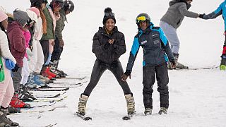 Une touriste sud-africaine prend des cours de ski à Afriski, au Lesotho, le 30 juillet 2022.