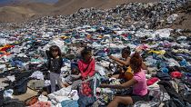 Frauen suchen nach brauchbaren Klamotten in den Müllbergen in der Atacama-Wüste.