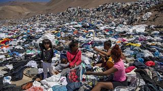 Frauen suchen nach brauchbaren Klamotten in den Müllbergen in der Atacama-Wüste.