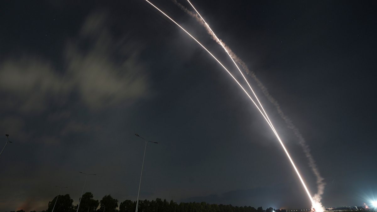 Le système antimissile israélien Iron Dome tire pour intercepter une roquette lancée de la bande de Gaza vers Israël, le 6 août 2022.
