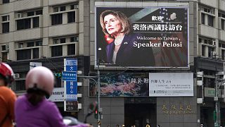 لافتة في تايوان ترحب بزيارة نانسي بيلوسي
