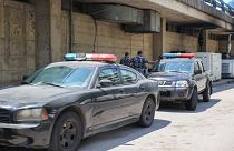 عناصر من قوى الأمن الداخلي بجانب سجن العدلية