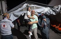 فلسطيني يحمل طفلة جريحة إلى مستشفى في رفح