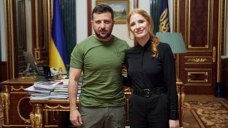 Le président ukrainien Volodymyr Zelensky, à gauche, et l'actrice américaine Jessica Chastain à Kyiv, en Ukraine, le 7 août 2022.