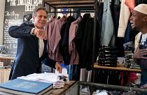 Antony Blinken amerikai külügyminiszter egy johannesburgi divattervező üzletében 2022. augusztus 7-én