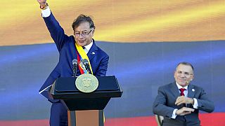 Siegerpose des neuen Präsidenten nach seiner Einführungsrede in Bogotá