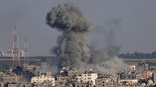 دود ناشی از حمله اسرائيل به یک ساختمان مسکونی در غزه