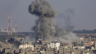 الدخان يتصاعد بعد غارات جوية إسرائيلية على مبنى سكني في غزة، الأحد 7 أغسطس 2022
