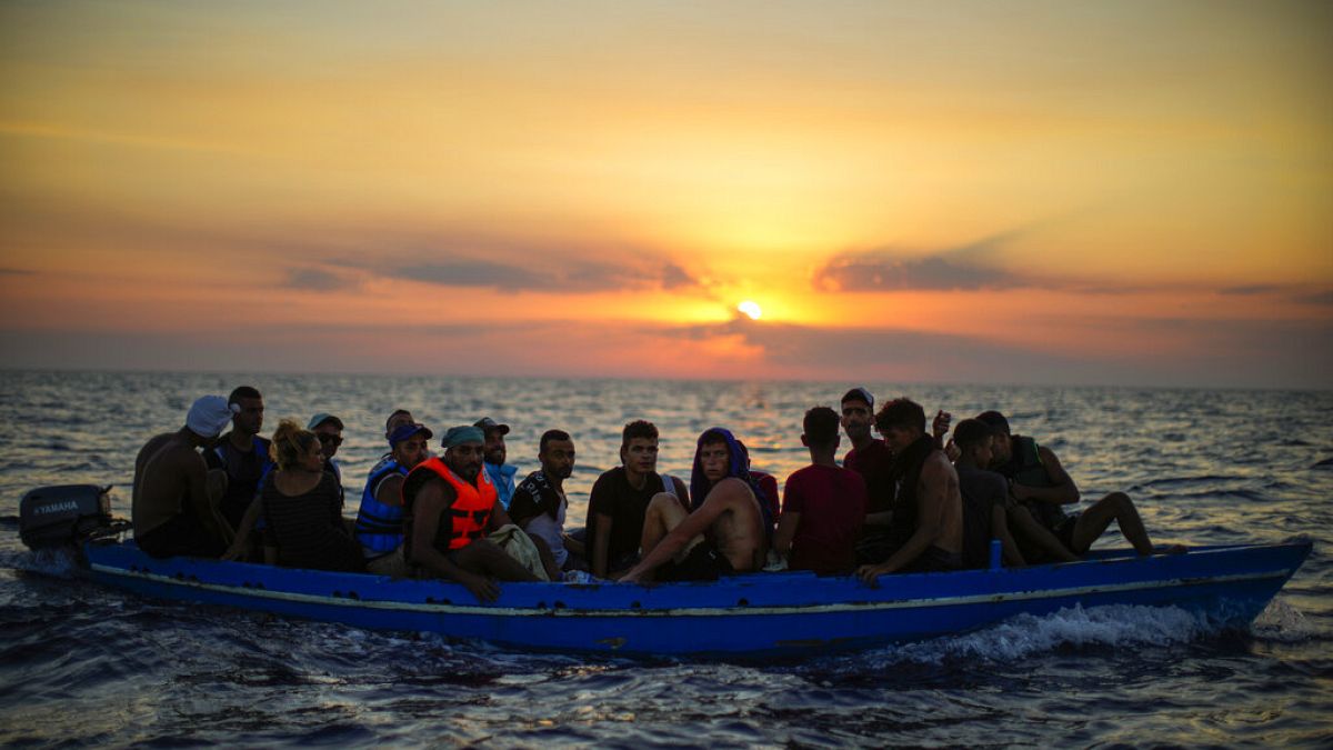 مهاجرون من تونس يبحرون في قارب خشبي  على بعد ستة عشر ميلاً غرب جزيرة بانتيليريا الإيطالية في البحر الأبيض المتوسط، الجمعة 5 أغسطس 2022.