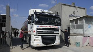 Agentes de la policía de Hamás comprueban un camión cisterna que transporta combustible mientras se le autoriza a entrar en el lado palestino