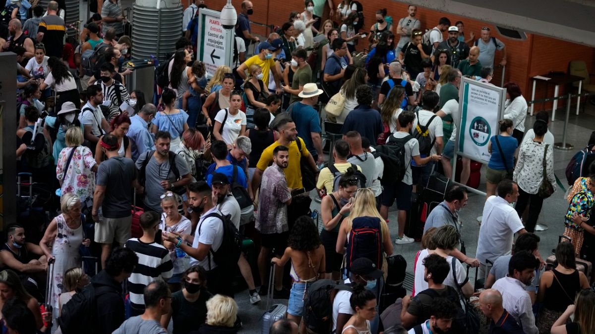 تعليق خدمة القطار السريع بين مدريد وبرشلونة بإسبانيا بعد سرقة مئات الأمتار من الألياف الضوئية، 8 أغسطس 2022.
