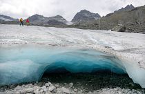 Les glaciologues Andrea Fischer et Violeta Lauria de l'Académie autrichienne des sciences marchent sur le glacier Jamtal dans le Tyrol, en Autriche (juillet 2022).