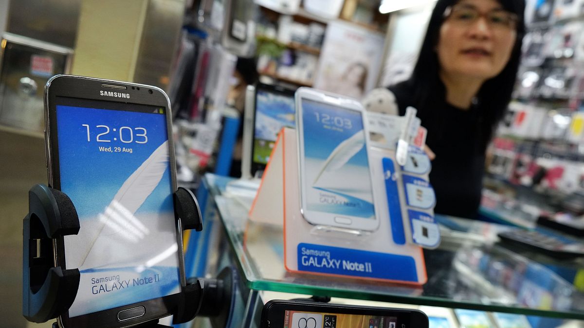 Új Samsung okostelefonokat mutat be egy eladó egy tajpeji elektronikai boltban 2013. április 10-én