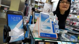 Új Samsung okostelefonokat mutat be egy eladó egy tajpeji elektronikai boltban 2013. április 10-én