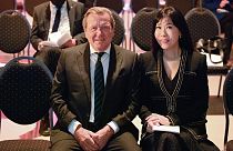 El excanciller alemán Gerhard Schröder, con su quinta esposa Soyeon Schröder-Kim