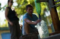  الأوكرانيون يلجأون إلى المضخات العامّة في مدينة سلوفيانسك شرقي البلاد للحصول على المياه، 6 أغسطس 2022.