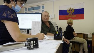 شخص يتقدم للحصول على جواز سفر روسي في منطقة زابوريجيا الأوكرانية