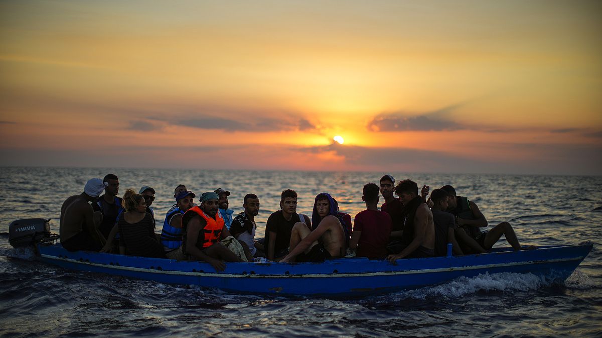 صورة أرشيفية لمهاجرين انطلقوا من تونس  في قارب خشبي باتجاه السواحل الإيطالية، 5 أغسطس 2022.