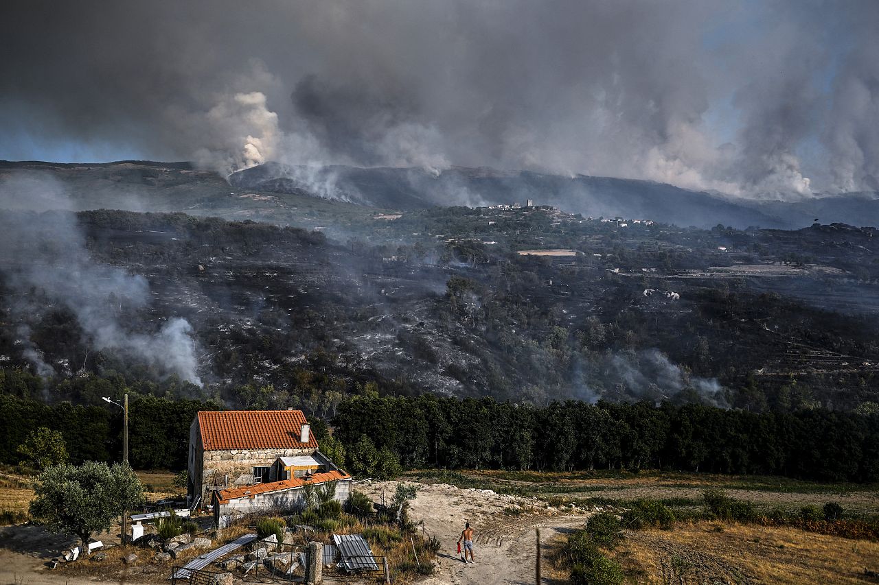 Photos de la semaine : Super Lune, crise de sécheresse en Europe, incendies au Portugal et en Espagne, velo balade