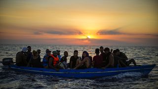 صورة أرشيفية لمهاجرين انطلقوا من تونس  في قارب خشبي باتجاه السواحل الإيطالية، 5 أغسطس 2022.