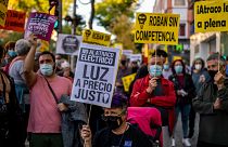 Manifestanti partecipano a una protesta contro l'aumento del prezzo dell'elettricità a Madrid. (6 ottobre 2021).