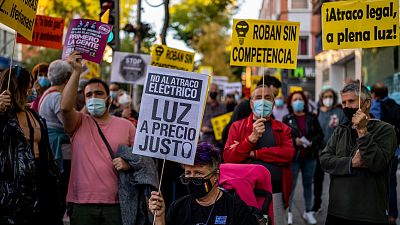 Manifestanti partecipano a una protesta contro l'aumento del prezzo dell'elettricità a Madrid. (6 ottobre 2021).