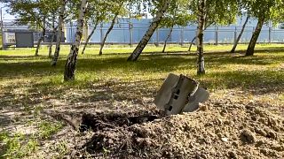 Pedazo de proyectil tras un bombardeo cerca de la central nuclear ucraniana de Zaporiyia