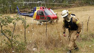قلت مجموعة من المروحيات رجال الإطفاء على متن مركبهم بعد التدخل لوقف حرائق الغابات من جديد في قرية ريبولو، بالقرب من أنسياو وسط البرتغال، الخميس 14 يوليو 2022.