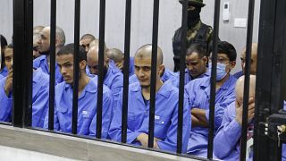 مشتبه فيهم بالانتماء لتنظيم داعش داخل محكمة في مدينة مصراتة الليبية. 2022/08/08