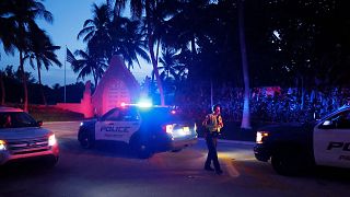 Forces de police déployées devant la résidence de Donald Trump à Palm Beach, en Floride, le 8 août 2022