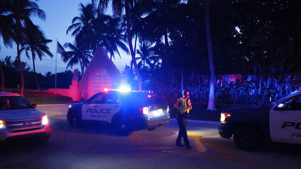 Polisler, pazartesi gecesi Trump'ın Florida'daki Mar-A-Lago malikanesinin önünde