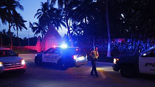 Polizei während der Razzia vor Trumps Anwesen in Palm Beach, Florida
