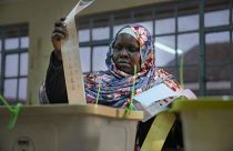 Egy kenyai nő leadja a szavazatát