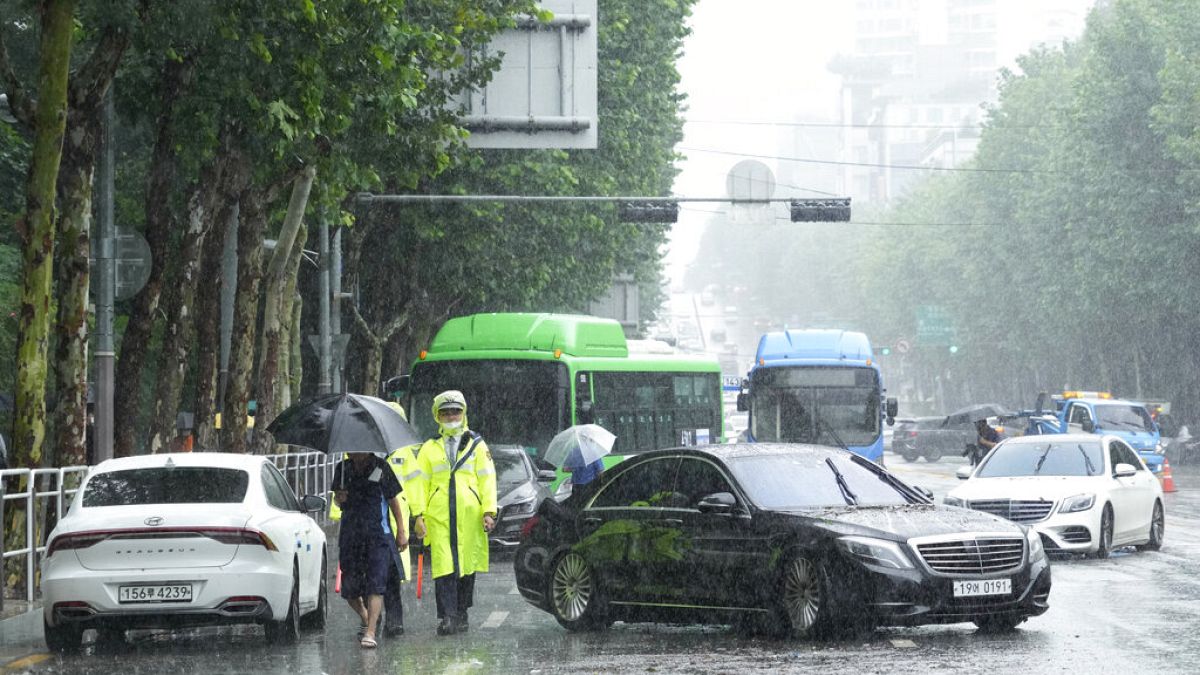 أغلقت المركبات، التي غمرتها الأمطار الغزيرة، طريقًا في سيول، كوريا الجنوبية، الثلاثاء 9 أغسطس 2022