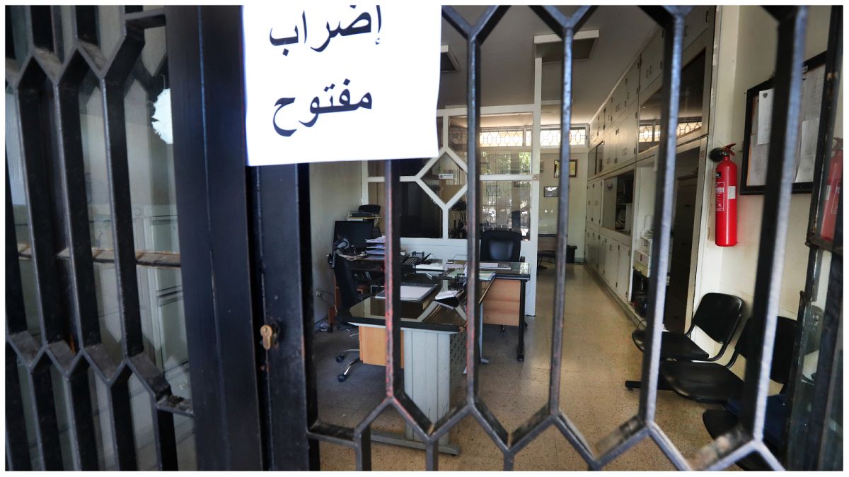 لافتة باللغة العربية كُتب عليها: "إضراب مفتوح"، مُعلَّقة على باب مكتب البلدية في برامية جنوب لبنان