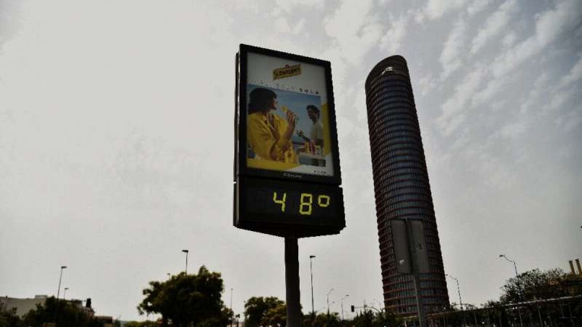 Şehirde sıcaklık tabelası