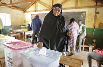امرأة تدلي بصوتها في الانتخابات العامة الكينية في سوغوي، على بعد 50 كيلومترا شمال غرب إلدوريت، كينيا، الثلاثاء 9 أغسطس 2022.