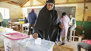 امرأة تدلي بصوتها في الانتخابات العامة الكينية في سوغوي، على بعد 50 كيلومترا شمال غرب إلدوريت، كينيا، الثلاثاء 9 أغسطس 2022.