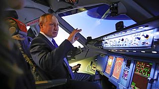 Vlagyimir Putyin az Aeroflot pilótaképzőjének egyik szimulátorában 2022. március 5-én