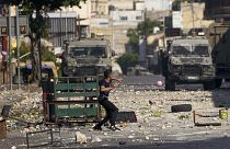 A rajtaütés során az izraeli erők civil ellenállásba is ütköztek